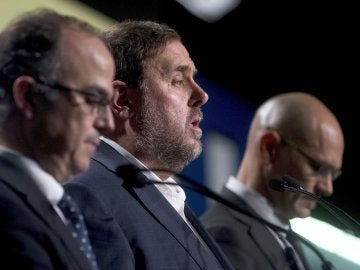 Oriol Junqueras junto a Jordi Turull y Raul Romeva