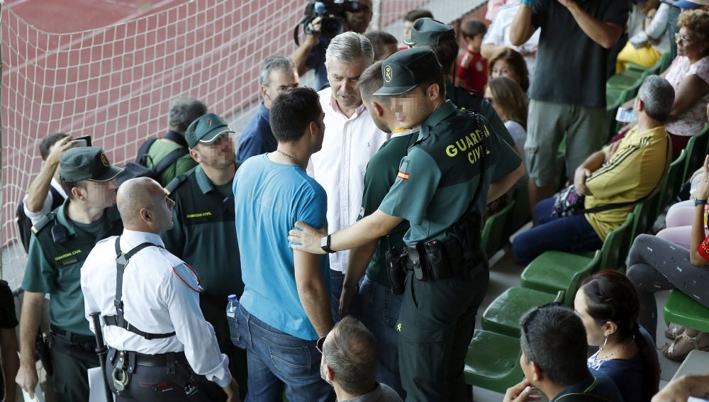 Seguridad privada y Guardia Civil instan al aficionado a retirar la pancarta