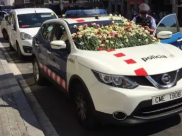 Coche de los Mossos, con claveles Coche de los Mossos, con claveles