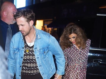 Ryan Gosling y Eva Mendes huyen de la prensa