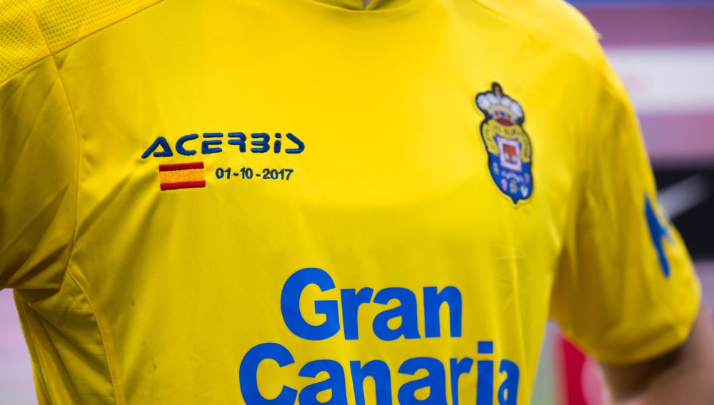 La camiseta de Las Palmas, con la bandera de España en el partido ante el Barça