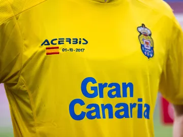 La camiseta de Las Palmas, con la bandera de España en el partido ante el Barça La camiseta de Las Palmas, con la bandera de España en el partido ante el Barça