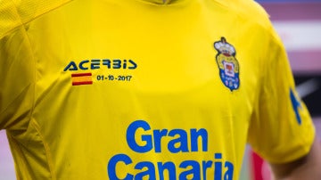 La camiseta de Las Palmas, con la bandera de España en el partido ante el Barça