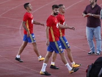 Piqué salta al campo de entrenamiento en Las Rozas