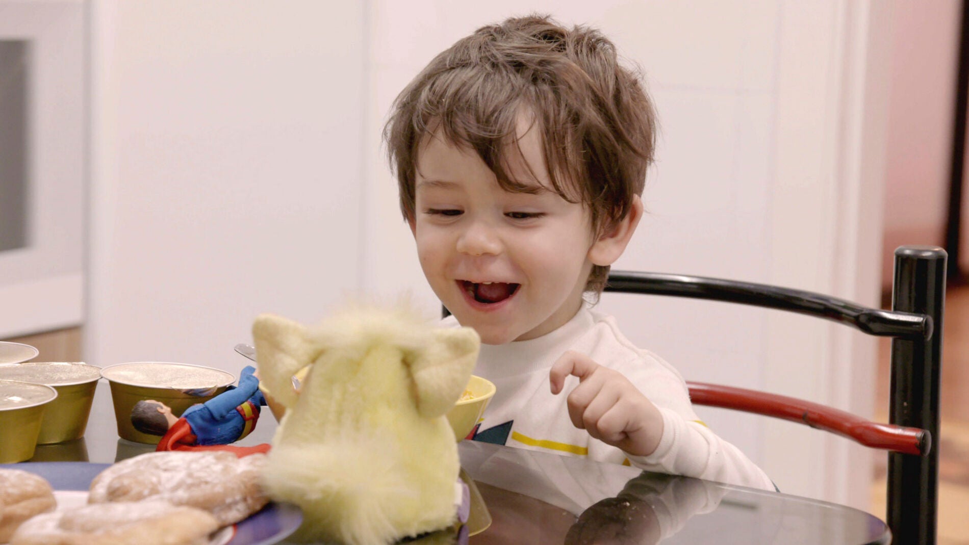 El momento m&aacute;s tierno de Aitor con su nuevo juguete: el furby