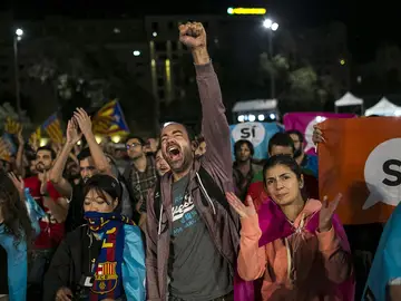 Cientos de personas se congregan en la Plaza Cataluña Cientos de personas se congregan en la Plaza Cataluña