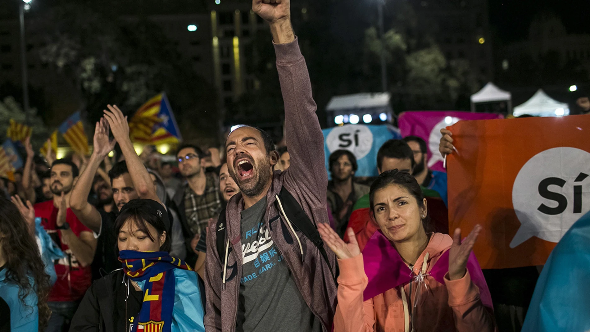 Cientos de personas se congregan en la Plaza Cataluña Cientos de personas se congregan en la Plaza Cataluña