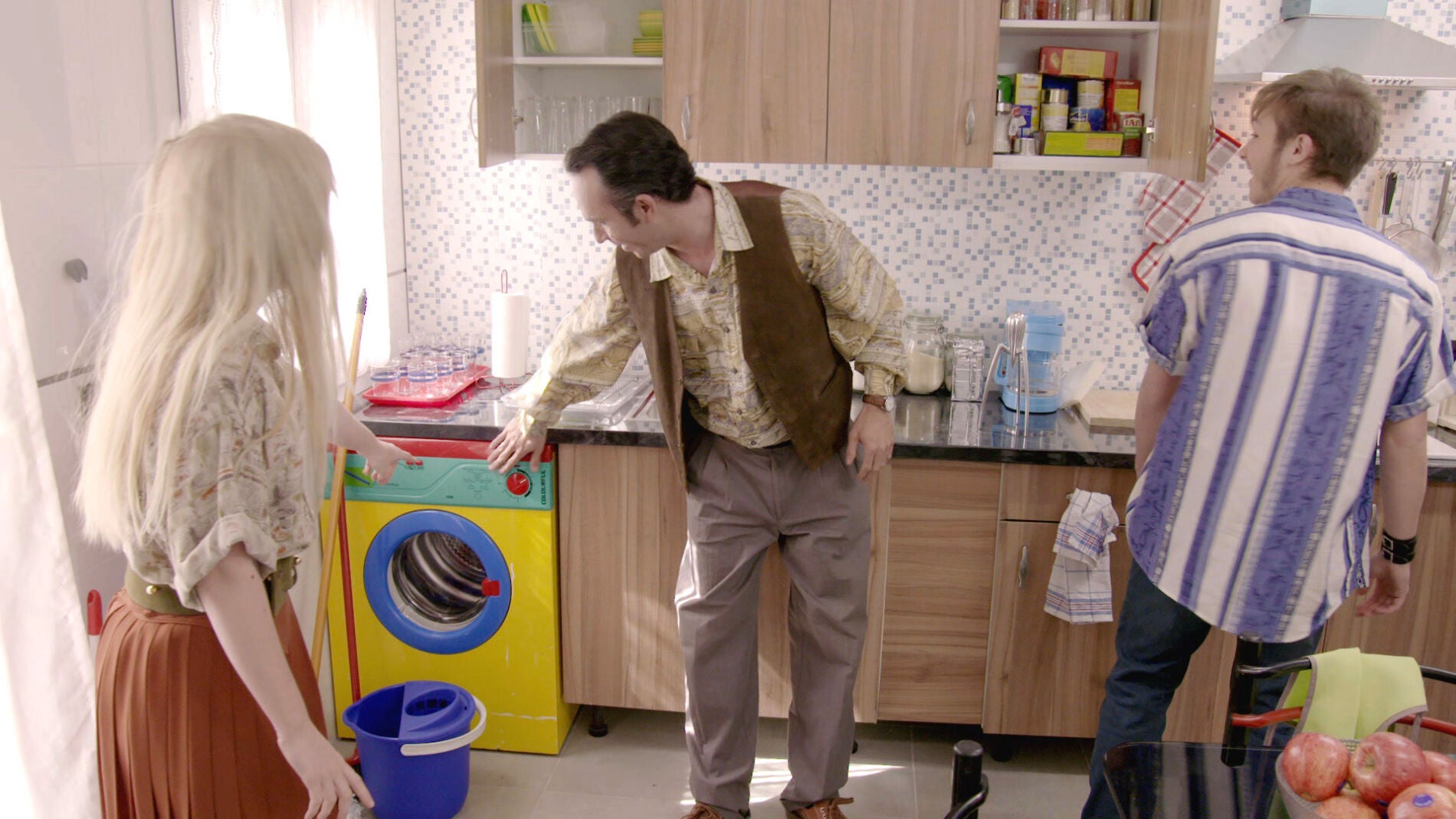 La casa de los 90 se ti&ntilde;e de divertidos colores vivos