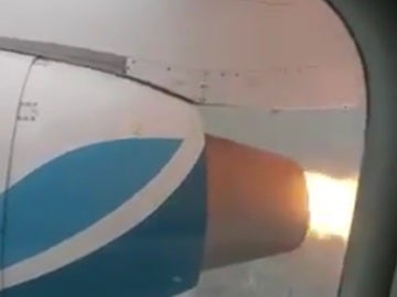 Captura del vídeo en el que se puede ver el moto del avión ardiendo en pleno vuelo
