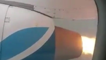 Captura del vídeo en el que se puede ver el moto del avión ardiendo en pleno vuelo