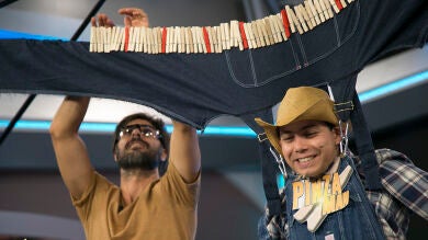 'El Hormiguero 3.0' crea a Pinzaman, el superhéroe capaz de mantenerse en el aire con la única ayuda de 200 pinzas