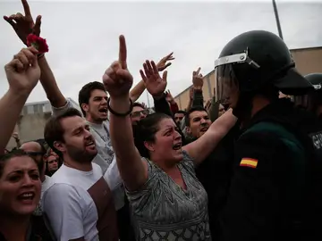 Ciudadanos se enfrentan a agentes de la Guardia Civil Ciudadanos se enfrentan a agentes de la Guardia Civil
