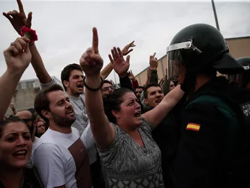 Ciudadanos se enfrentan a agentes de la Guardia Civil Ciudadanos se enfrentan a agentes de la Guardia Civil