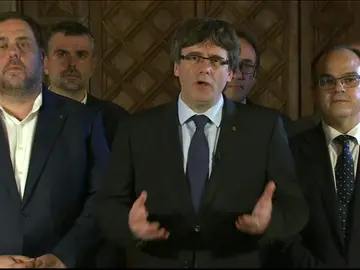 Puigdemont comparece para analizar la jornada del referéndum ilegal Puigdemont comparece para analizar la jornada del referéndum ilegal