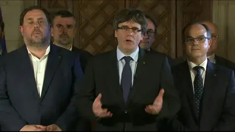 Puigdemont comparece para analizar la jornada del referéndum ilegal Puigdemont comparece para analizar la jornada del referéndum ilegal