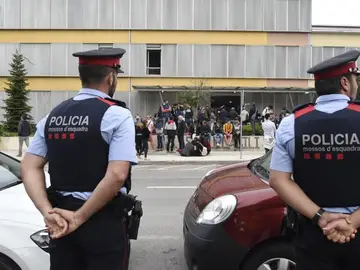 Mossos frente a un colegio en Lleida Mossos frente a un colegio en Lleida