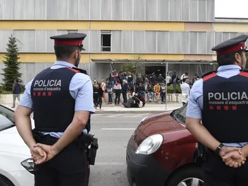Mossos frente a un colegio en Lleida Mossos frente a un colegio en Lleida