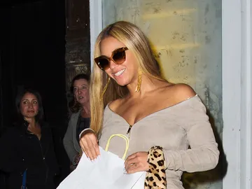 Beyoncé a la salida de un restaurante Beyoncé a la salida de un restaurante