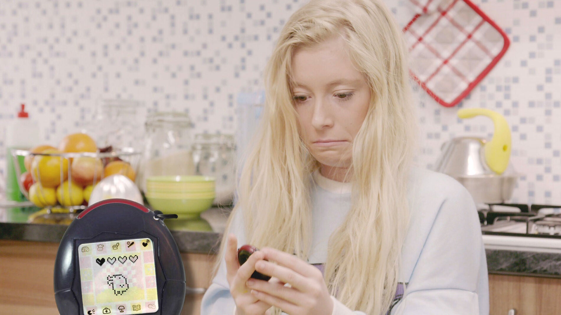 Arturo Valls regala a la familia una nueva mascota con la que convivir: el tamagochi