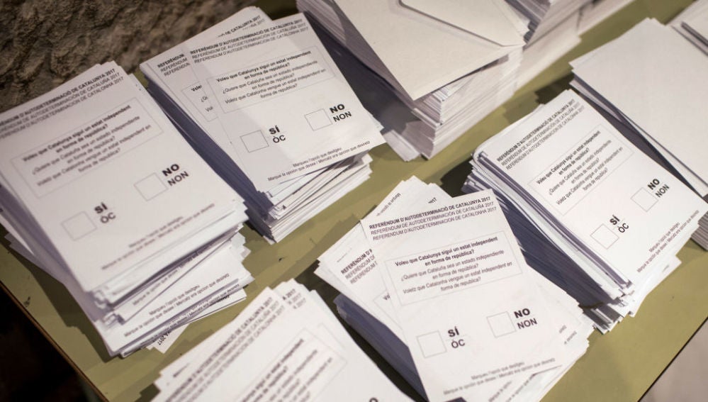 Varios montones de papeles del referéndum ilegal