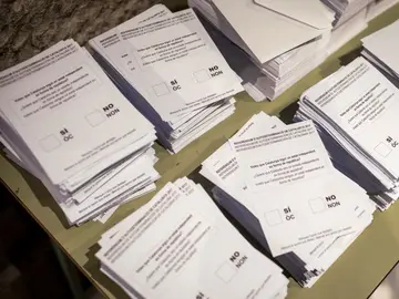 Varios montones de papeles del referéndum ilegal Varios montones de papeles del referéndum ilegal