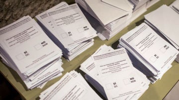 Varios montones de papeles del referéndum ilegal