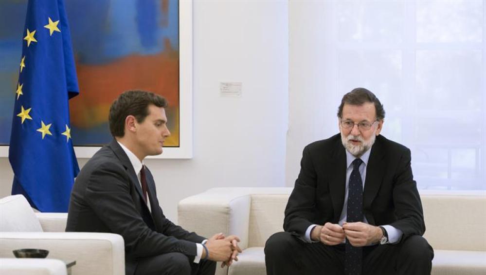 El líder de Ciudadanos, Albert Rivera, con Mariano Rajoy.