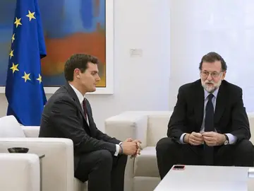 El líder de Ciudadanos, Albert Rivera, con Mariano Rajoy. El líder de Ciudadanos, Albert Rivera, con Mariano Rajoy.