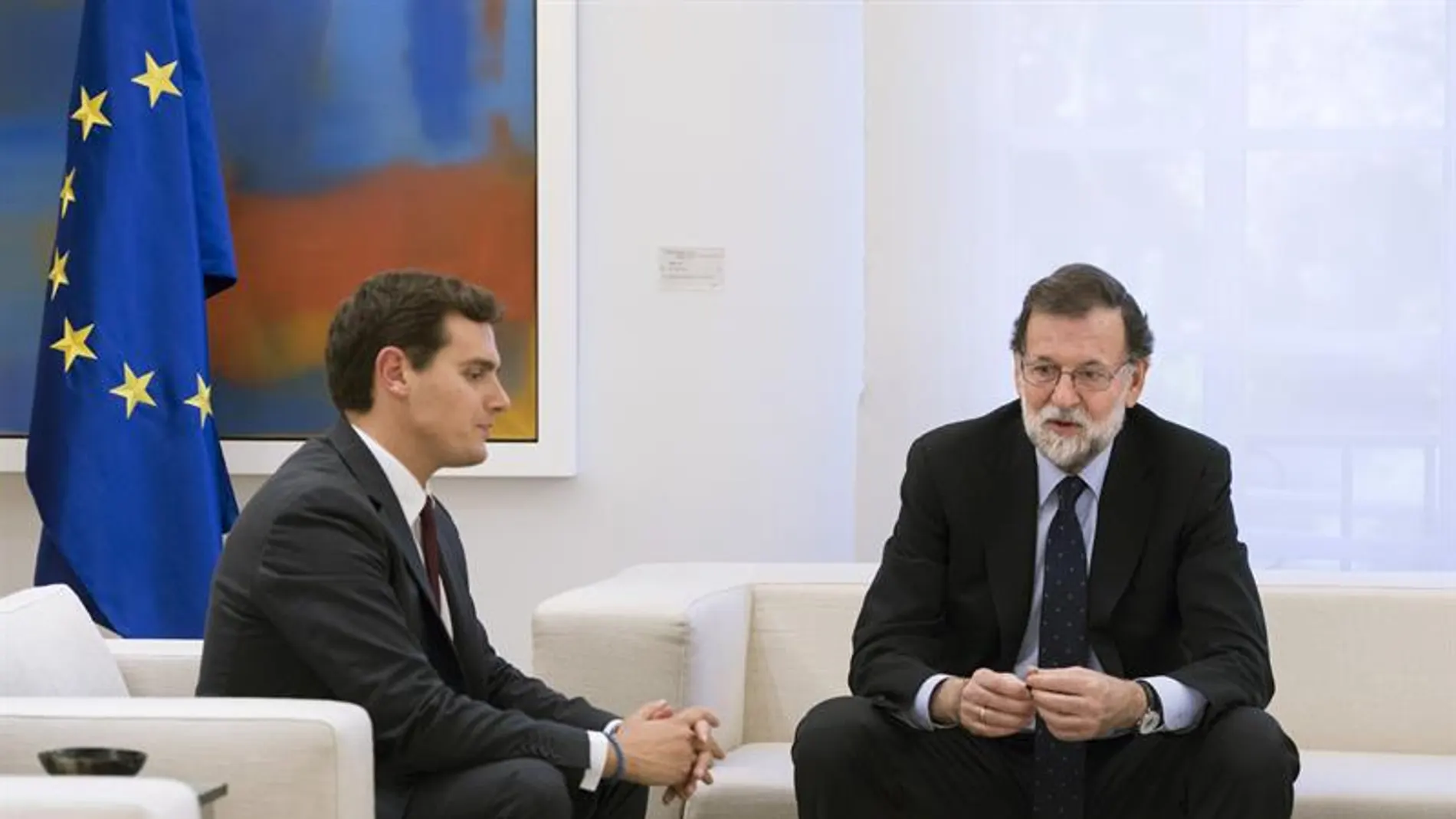 El líder de Ciudadanos, Albert Rivera, con Mariano Rajoy. El líder de Ciudadanos, Albert Rivera, con Mariano Rajoy.