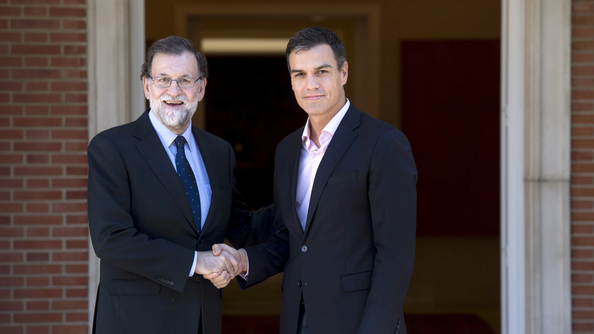 Mariano Rajoy recibe a Pedro Sanchez en Moncloa Mariano Rajoy recibe a Pedro Sanchez en Moncloa