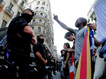 Estudiantes en la Vía Laietana de Barcelona Estudiantes en la Vía Laietana de Barcelona
