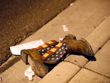 Botas tiradas en el suelo tras el tiroteo en Las Vegas Botas tiradas en el suelo tras el tiroteo en Las Vegas