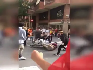 Varios jóvenes con banderas españolas y catalanas se pelean en Barcelona Varios jóvenes con banderas españolas y catalanas se pelean en Barcelona