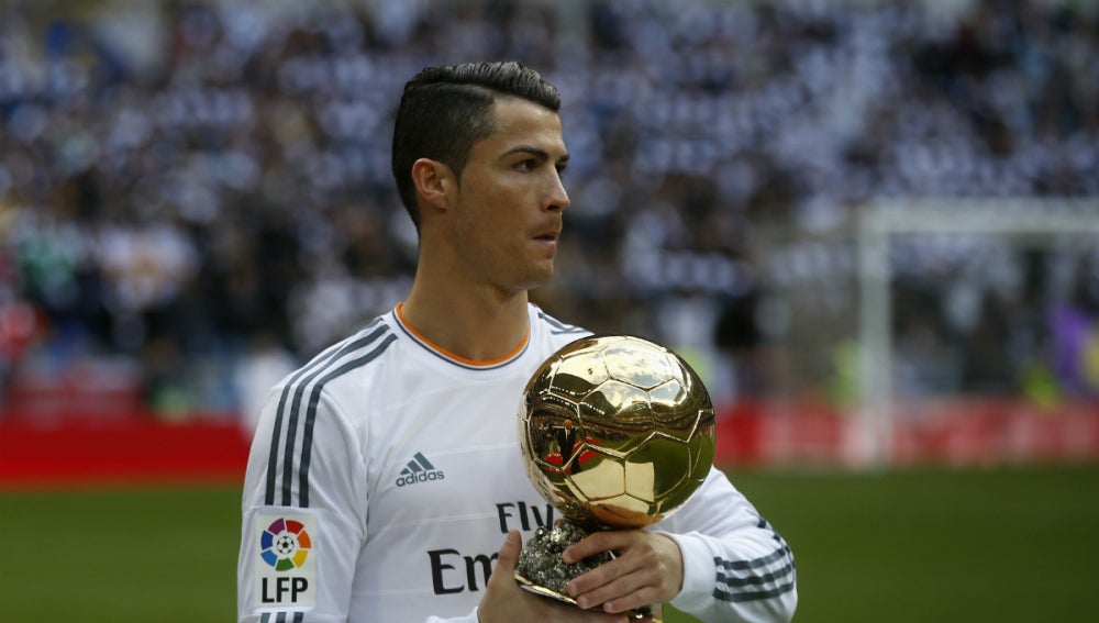 Cristiano Ronaldo, con el Balón de Oro