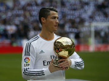 Cristiano Ronaldo, con el Balón de Oro