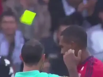 Un jugador del Lyon sufre una de las expulsiones más absurdas de la historia Un jugador del Lyon sufre una de las expulsiones más absurdas de la historia