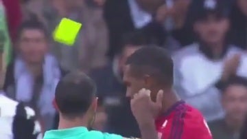 Un jugador del Lyon sufre una de las expulsiones más absurdas de la historia