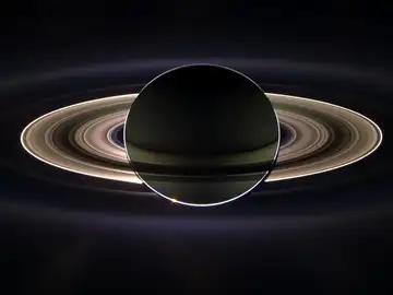 Los anillos de Saturno están formados por innumerables partículas de diversos tamaños Los anillos de Saturno están formados por innumerables partículas de diversos tamaños