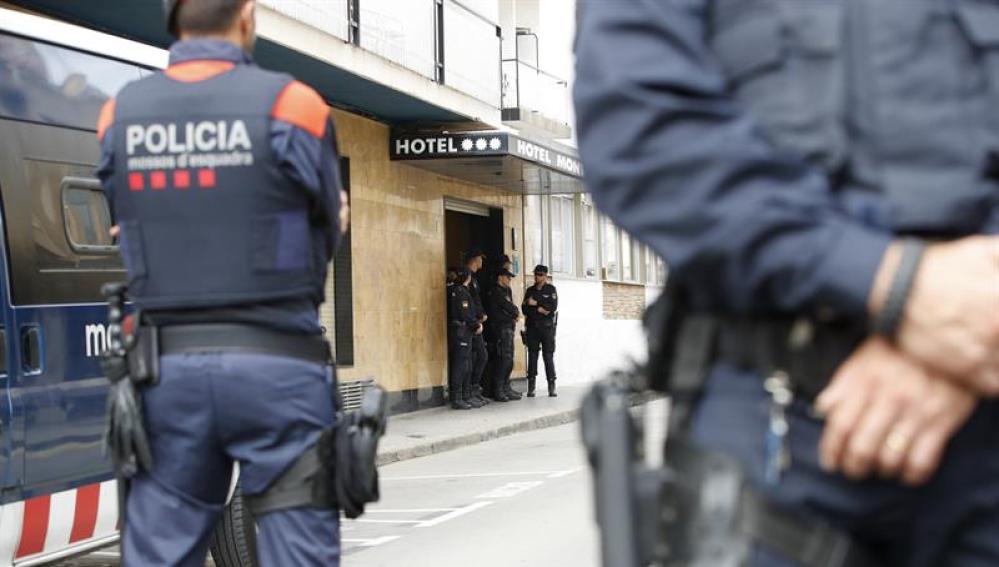 Miembros de los Mossos d'Esquadra custodian los hoteles donde se hospedan los policías