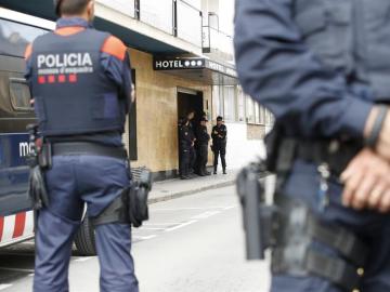 Miembros de los Mossos d'Esquadra custodian los hoteles donde se hospedan los policías