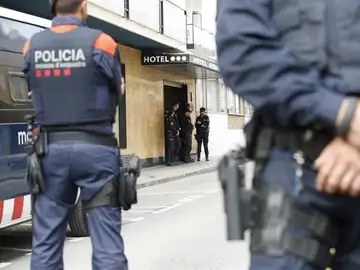 Miembros de los Mossos d'Esquadra custodian los hoteles donde se hospedan los policías Miembros de los Mossos d'Esquadra custodian los hoteles donde se hospedan los policías