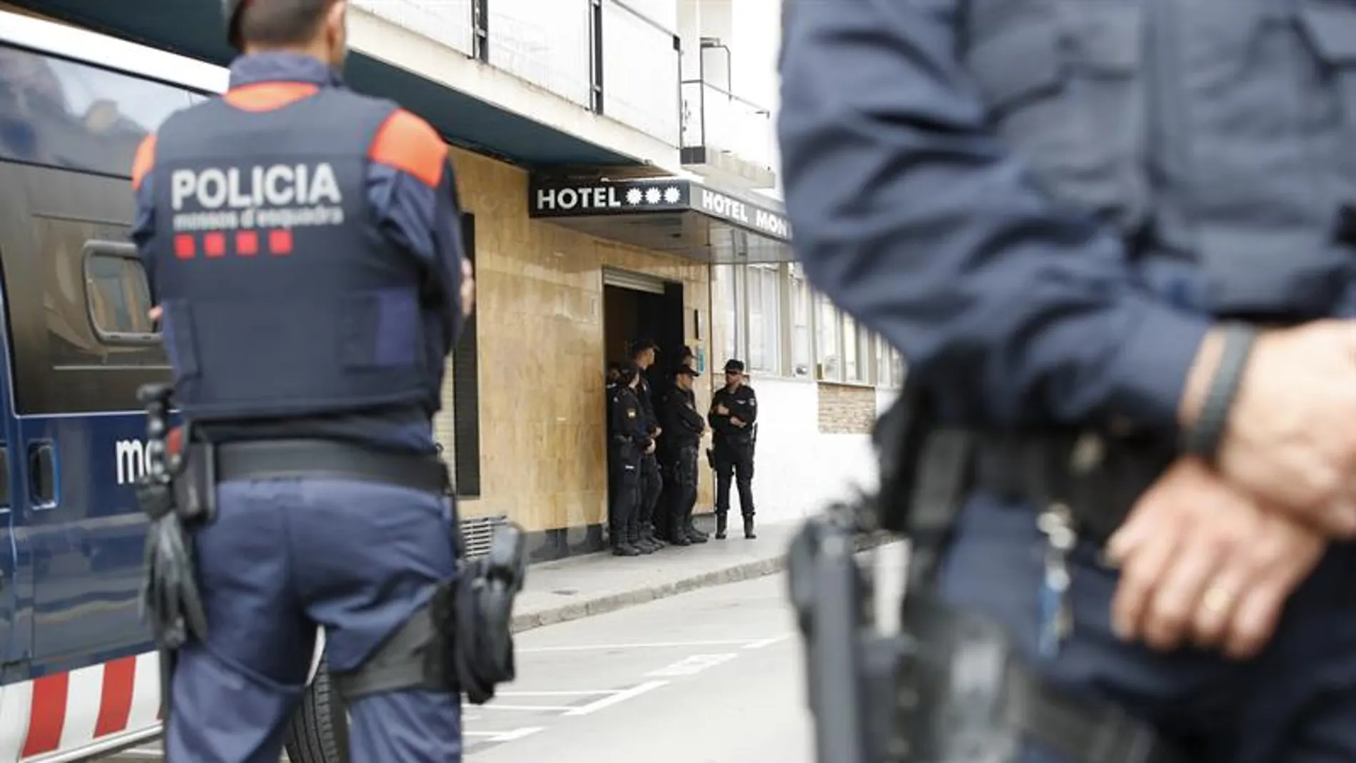 Miembros de los Mossos d'Esquadra custodian los hoteles donde se hospedan los policías Miembros de los Mossos d'Esquadra custodian los hoteles donde se hospedan los policías
