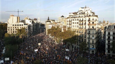 Miles de personas se manifiestan en Barcelona contra la actuación policial del 1-O