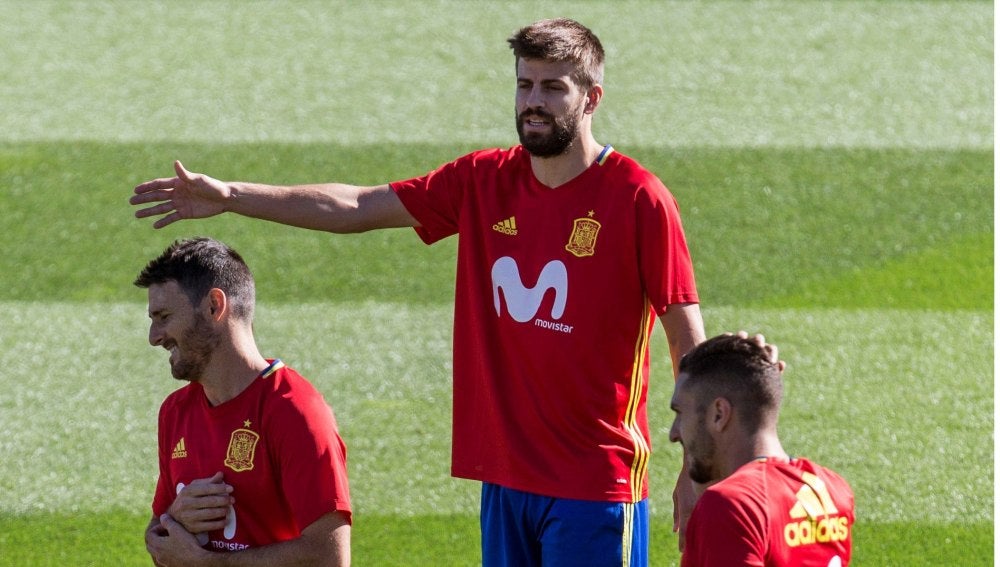 Gerard Piqué se entrena con la selección española de fútbol