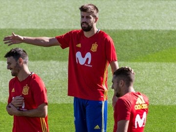 Gerard Piqué se entrena con la selección española de fútbol