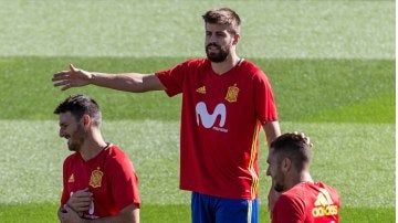Gerard Piqué se entrena con la selección española de fútbol