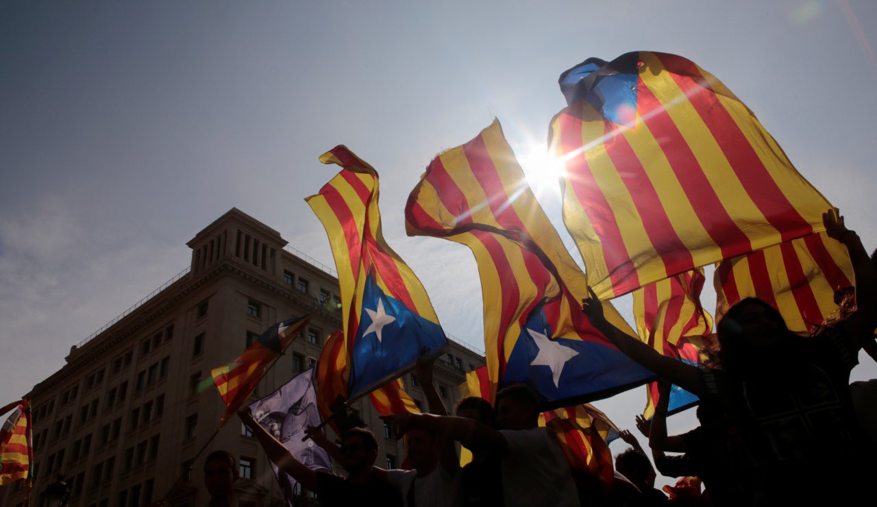 Manifestantes sostienen banderas esteladas Manifestantes sostienen banderas esteladas