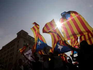 Manifestantes sostienen banderas esteladas Manifestantes sostienen banderas esteladas