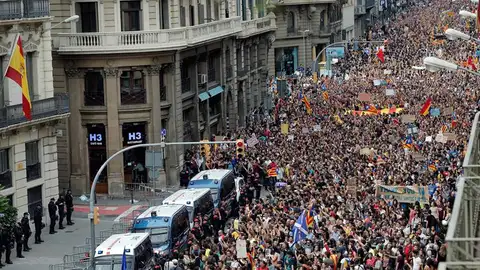 Multitudinario escrache ante la sede de la Jefatura Superior de Policía en Cataluña Multitudinario escrache ante la sede de la Jefatura Superior de Policía en Cataluña