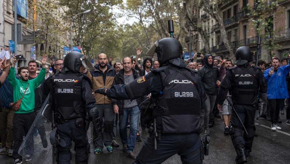 Agentes de la Policía, durante la jornada del 1-O